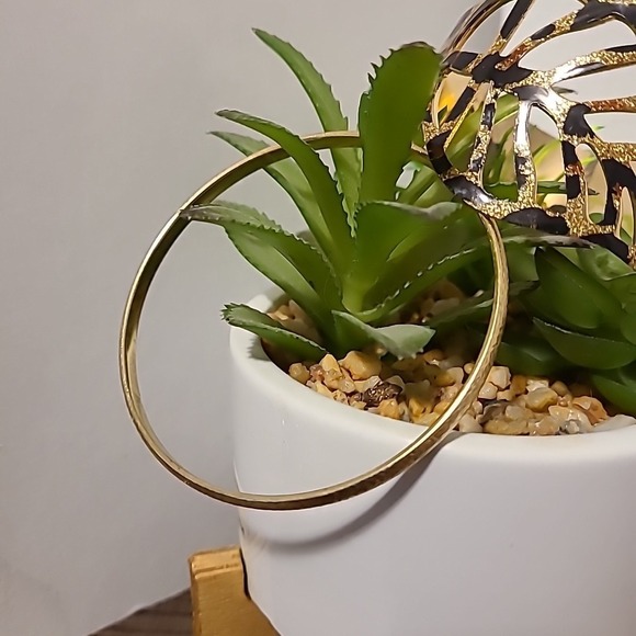 Unbranded Metal Bracelets Lot Small - Medium Wrist Gold Tone‎ Ladies Pre-Owned - Picture 3 of 7